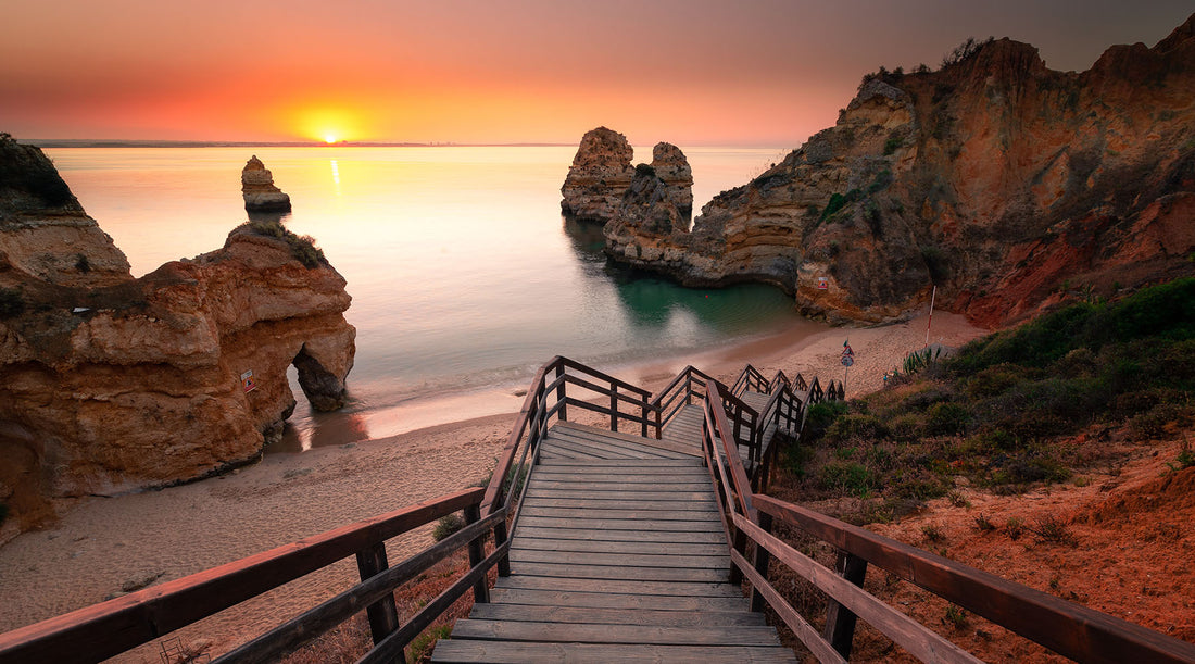 Trap naar strand bij zonsondergang Faro Portugal