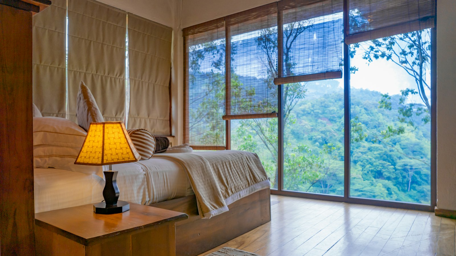 Sfeervolle boutique hotelkamer met warm licht